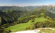 26 La Spigla, panorama verso la bassa Valle Seriana. In basso le vaste praterie del Campello...